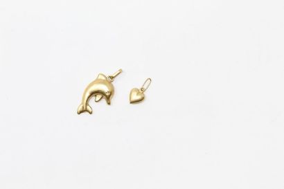 null Deux pendentifs en or jaune 18k (750), l'un figurant un dauphin, le second un...