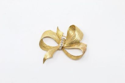 null Broche en or jaune 18k (750) stylisant un noeud orné de 6 petits diamants.

Poids...