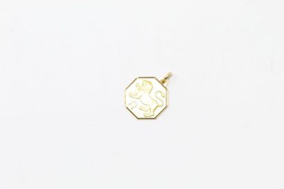 null AUGIS 

Médaille hexagonale en or jaune 18k (750) figurant le signe zodiacal...