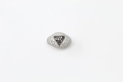 null Bague en or gris 18k (750) ornée d'un pavage de diamants blancs et noirs, formant...