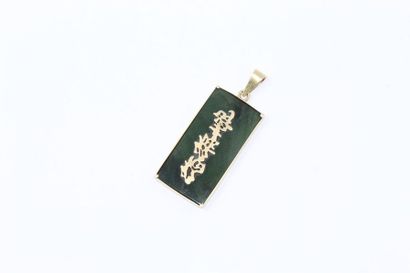 null Pendentif en or jaune 18k (750) orné d'une plaque en jade décorée d'inscriptions...