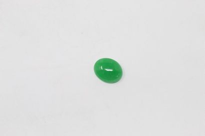 null Jade cabochon sur papier. 

Poids : env. 8.90 cts. 