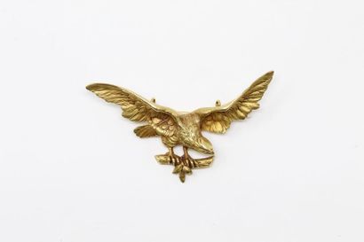 null Broche en or jaune 18k (750) stylisant un aigle posé sur une branche et déployant...
