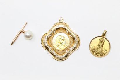 null Lot de bijoux comprenant : 

- un bouton de col en or jaune 14k (585) orné d'une...