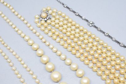 null Lot de sept colliers de perles fantaisies. 