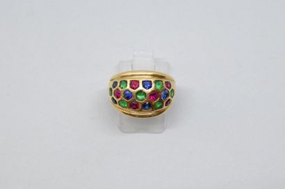 null Bague en métal doré ornée de pierres de couleurs.

Tour de doigt : 52,5. 