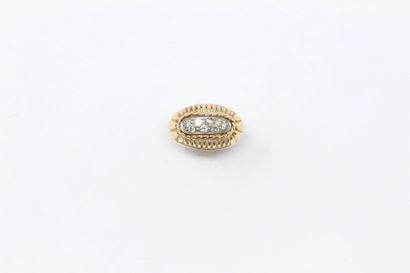 null Bague en or jaune 18k (750) et platine ornée de petits diamants taille ancienne...