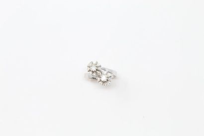 null Bague Toi & Moi en or gris 18k (750) ornée de deux diamants taille ancienne....