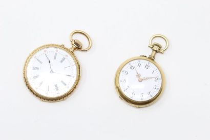 null Deux montres de col en or jaune 18k (750)

L'une à fond émaillé blanc, chiffres...