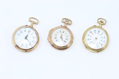 null Lot comprenant trois montres de col en or jaune 18k (750) dont une à décor guilloché...