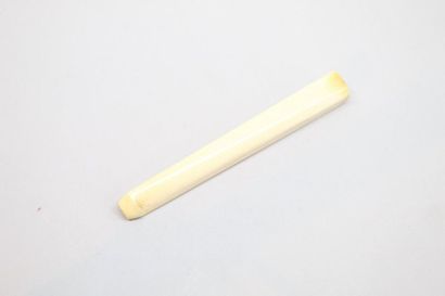 null Fume cigarettes en ivoire.

Circa 1920.

Longueur : 10 cm.