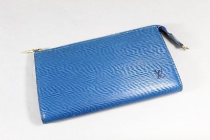 null Louis VUITTON

Pochette NOE, cuir Epi bleu, métal doré. 

L. : 21.30 cm - Ht....