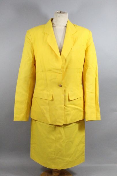 null Tailleur d'été en tissus jaune composé d'une veste à boutons en bois (2 de rechange)...