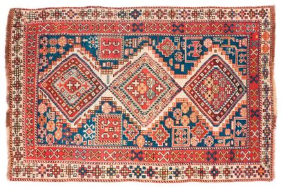 null CHIRVAN (Caucase), fin du 19e siècle

Trois médaillons multicolores, crénelés,...