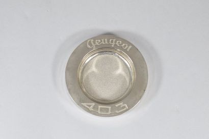 null PEUGEOT vide poche rond promotionnel en métal Peugeot 403. Diam. : 10 cm.