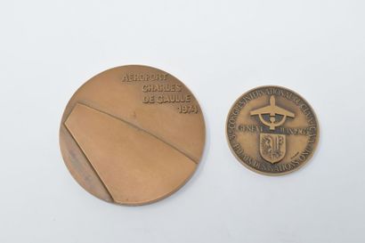 null 2 médailles en bronze.

AEROPORT CHARLES DE GAULLE 1974. Sbd. : Gilioli. 

Diam....