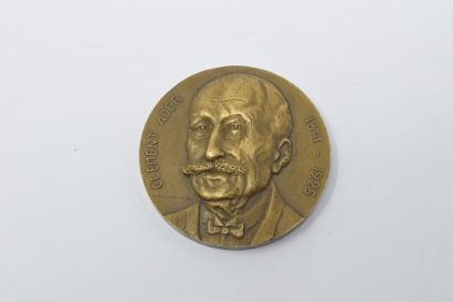 null ADER Clément (1841-1925)

Médaille en bronze.

Avers : buste de face de l'aviateur....