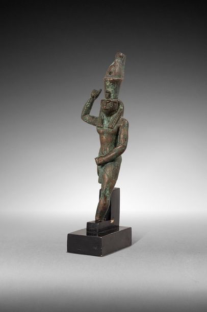 null HORUS HARPONNEUR 

Statuette votive représentant le dieu Horus hiéracocéphale,...