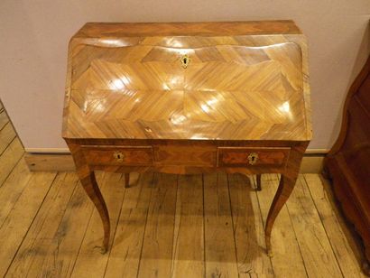 Inlaid sloping secretary, the flap uncovering...