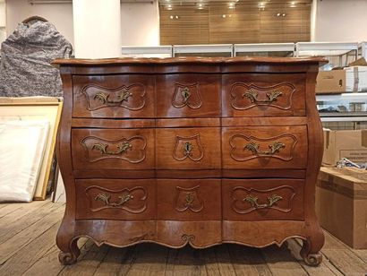 null Walnut veneer chest of drawers with three drawers on three rows. Gilded bronze...