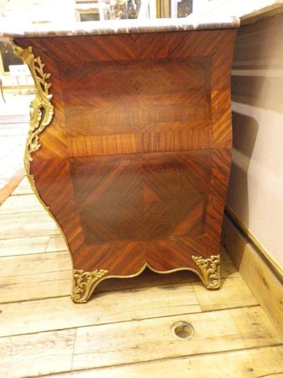 null Tomb commode curved in front and curved on the sides in rosewood veneer. It...