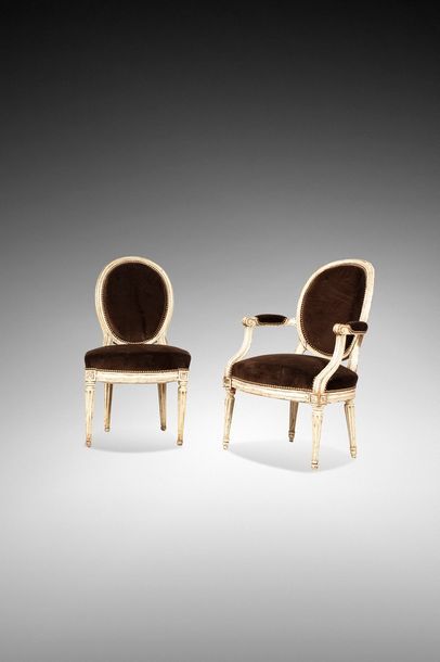 null White lacquered wood FALK AND CHAIR on fluted legs, 

with a medallion back....