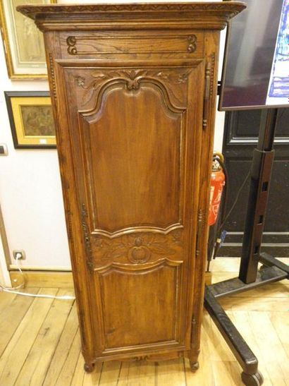 null Moulded oak hosier carved with flowers and foliage. It opens by a door. Moulded...