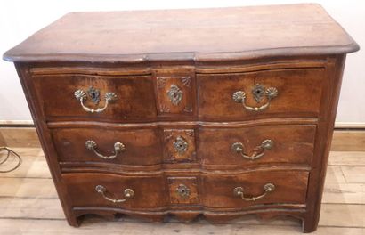 null 
Walnut crossbow chest of drawers

Opening by four drawers on the front, wooden...