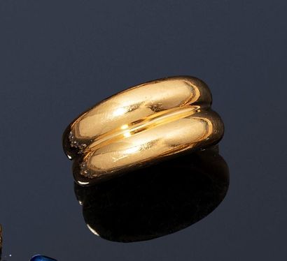 CHAUMET CHAUMET

Ring in 18K (750) yellow gold made of two half-rods side by side.

Signed...