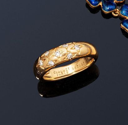 CHAUMET CHAUMET

18K (750) yellow gold half rim ring set with brilliant-cut diamonds.

Signed...