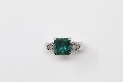 null 18K (750) white gold alloy ring set with a square emerald between two triangular...
