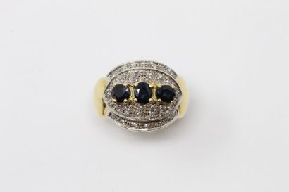 null 18K (750) yellow gold and platinum half-circle ring set with three sapphires...