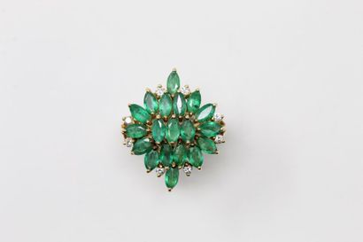null Ring in 18K (750) yellow gold, stylized with a flower set with a navette emerald...