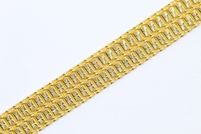 null 18K (750) yellow gold flexible ribbon bracelet, articulated with chiseled rectangular...