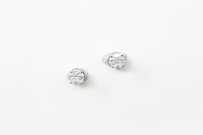 null Pair of 18K (750) white gold earrings adorned with princess and shuttle-cut...