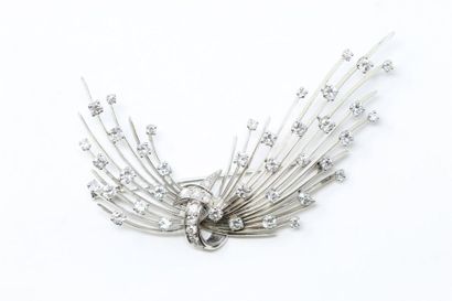 null 18K (750) white gold and stylized platinum brooch of a sheaf of plain strands...