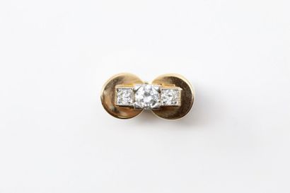 null 18K (750) yellow gold and platinum bridge ring set with three half-cut diamonds,...