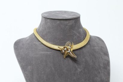 null Necklace and brooch in 18K (750) yellow gold and platinum, the first formed...