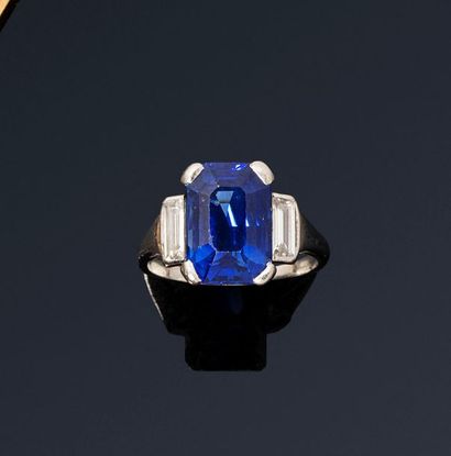null 18K (750) white gold ring set with an emerald-cut sapphire and two baguette...