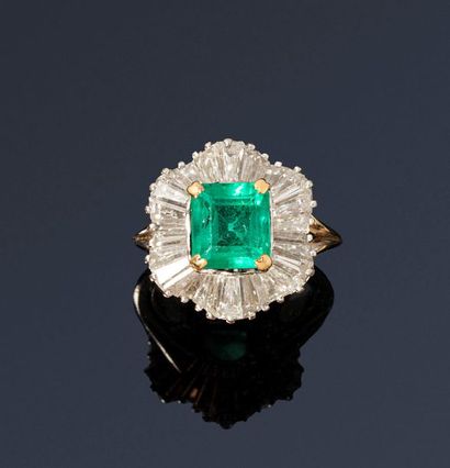 null 18K (750) white and yellow gold and platinum ring set with a rectangular emerald...