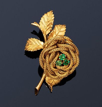 null 18K (750) yellow gold brooch featuring a rose made of braided strands, the pistil...
