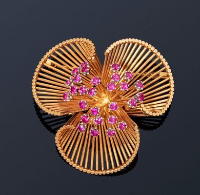 null 18K (750) yellow gold three-lobed brooch with a radiant pattern made of plain...