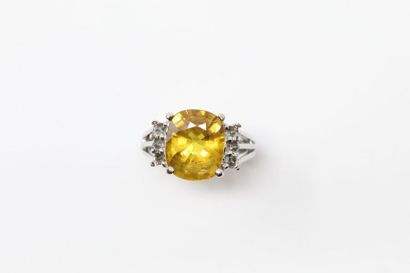 null 18k (750) white gold ring set with a cushion yellow sapphire and six brilliant-cut...