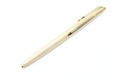 null Fountain pen in 18K (750) gold guilloché, the interior alternating gold and...