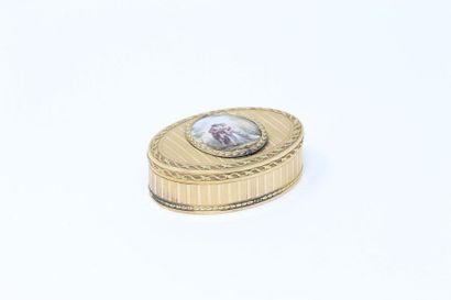 null Boîte ovale en or de couleurs 18K (750) à décor guilloché de filets horizontaux,...
