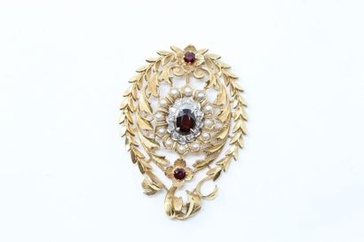 null Oval pendant in 18K (750) yellow gold openworked with foliage, the center adorned...