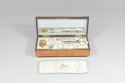 null Sewing kit in mother-of-pearl, steel, cut crystal and gold plated metal;

Composed...