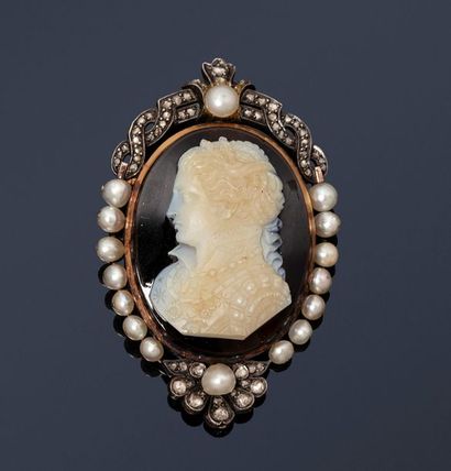 null Broche ovale en or jaune 18K (750) et argent ornée d'un camée en sardonyx sculpté...