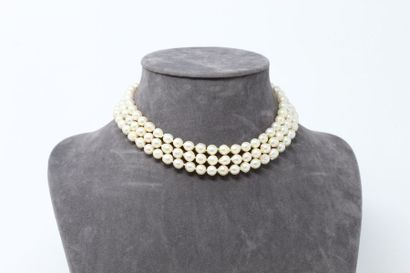 null Necklace of three rows of choker cultured pearls, the clasp in 18K (750) yellow...