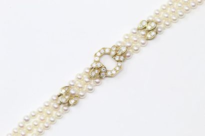 Bracelet made of three rows of cultured pearls...